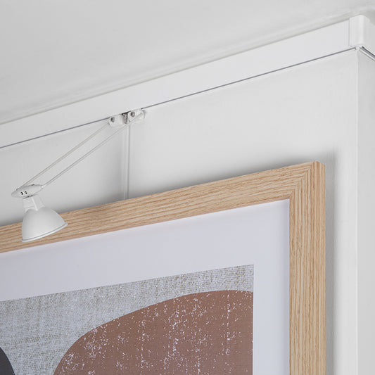 STAS multirail 200 cm offers an integrated 12V power supply, ideal for elegant art displays.
